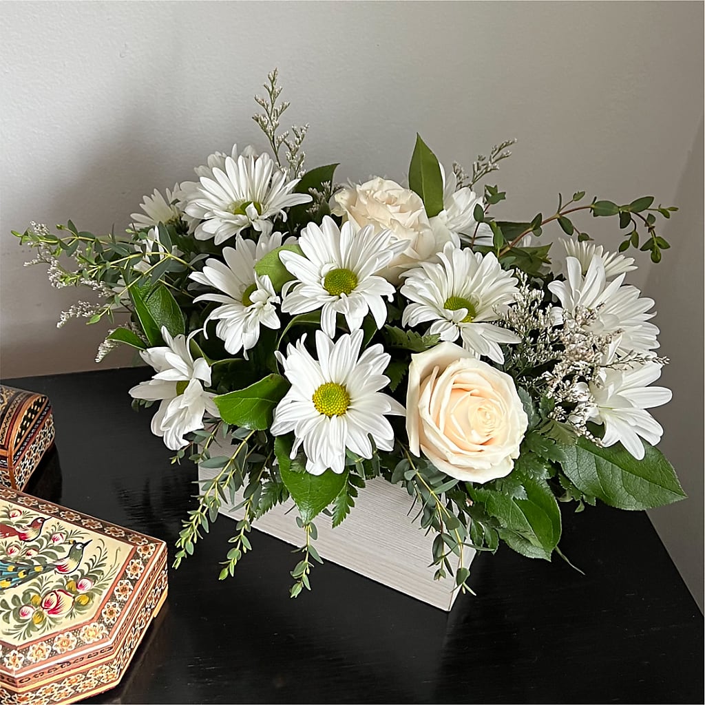 Fresh Linen Box Bouquet – D & L FLORIST & GIFTS LLC, Houston MO